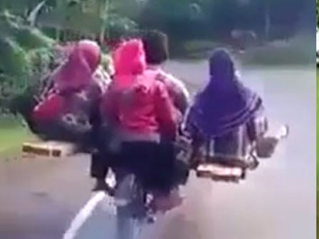 Choáng vì xe máy chở gần chục người lướt đi trên đường