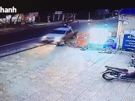 Clip: Pha đánh lái khiến bao người thót tim của tài xế ô tô