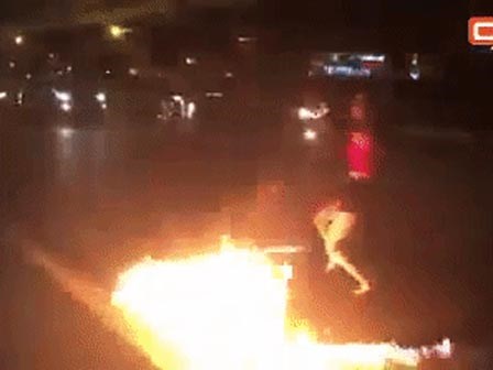 Clip: Đổ xăng, múa lửa giữa dòng xe cộ, cô gái trẻ gây bức xúc