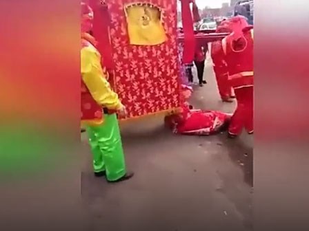 Hóa thân thành tân nương thời cổ đại, cô dâu méo mặt vì rơi bịch khỏi kiệu hoa giữa đường rước dâu