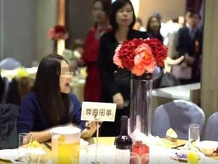 Người phụ nữ trèo lên nóc xe ô tô đập phá, lột đồ gây sốc, tài xế bất lực chỉ biết đứng nhìn-4