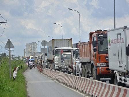 Hai xe đầu kéo đi dung dăng dung dẻ để tránh tắc đường gây tranh cãi lớn