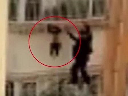 Bé trai 4 tuổi kẹt đầu vào 'chuồng cọp', lơ lửng trên chung cư cao tầng