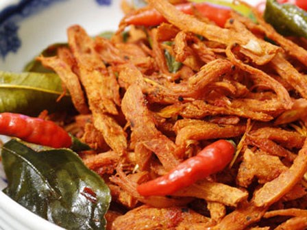 Cách làm khô gà lá chanh thơm cay để dành nhâm nhi ngày lạnh