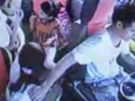 Vừa lái xe vừa “sờ soạng” bé gái, tài xế xe đưa đón học sinh đâm chết một bé trai 4 tuổi