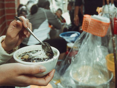 Gánh bánh trôi tàu nóng hổi đông khách, dù Hà Nội lạnh lắm vẫn chấp nhận đứng để thưởng thức