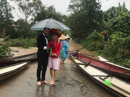 Cô dâu Huế vui vẻ mặc áo dài, quần đùi hồng trong ngày cưới