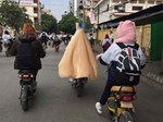 Hình ảnh đẹp: Cha chụp túi giữ ấm cho con trong ngày Hà Nội chuyển rét-2