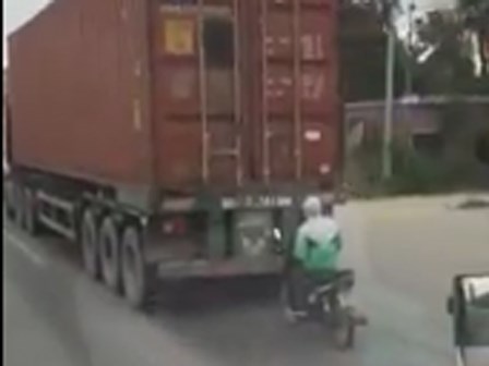 Lái xe máy một tay núp sau container tránh rét, nam thanh niên nhận cái kết lạnh ngắt