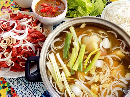 Lẩu bò nhúng dấm nóng hổi, thơm ngon cho cuối tuần lạnh giá