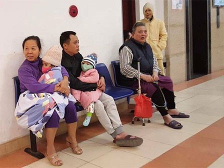 Hà Nội: Không kịp mặc áo ấm, người dân vội vàng ôm con tháo chạy khỏi tòa nhà 17 tầng đang bốc cháy