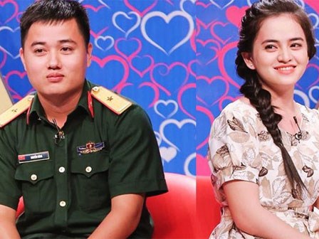 Bạn muốn hẹn hò: Cô gái xinh đẹp đòi hôn anh chàng thiếu úy ngay trên sân khấu