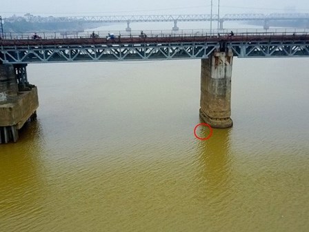 Quả bom dưới chân cầu Long Biên sẽ được xử lý như thế nào?