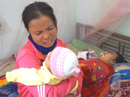 Rơi nước mắt trước cảnh con 3 tháng tuổi khát sữa bên người mẹ sắp lìa trần