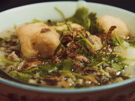 Đi ăn bánh đúc nóng Lê Ngọc Hân tuyệt ngon để lót dạ lúc tan tầm