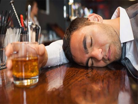 Bố say xỉn, bị mẹ cho nằm đất và hành động bất ngờ của con gái
