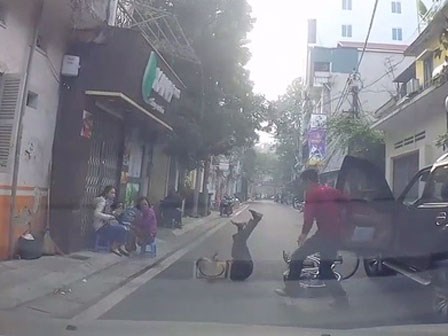 Mở cửa xe không quan sát, tài xế khiến bà cụ ngã sõng soài giữa đường