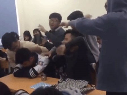 Màn an ủi của nhóm bạn khiến nam sinh thất tình chỉ biết gục đầu xuống bàn, khóc thầm