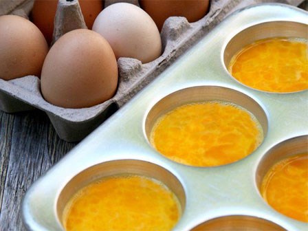Lỡ đập trứng ra nhưng lại không nấu hết thì cứ yên tâm bảo quản thế này là xong