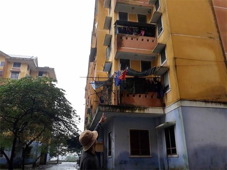 Bé gái 4 tuổi rơi từ cửa sổ tầng 3 chung cư, trên tay vẫn nắm chặt con búp bê