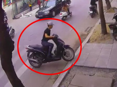 Hai thanh niên đường hoàng trộm SH giữa thanh thiên bạch nhật