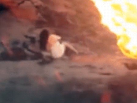 Sự thật đằng sau clip cô gái rơi xuống biển dung nham được netizen Hàn chia sẻ ầm ầm