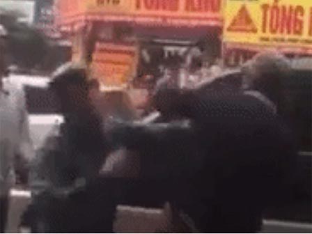 Va chạm giao thông, 2 thanh niên lao vào đánh người già, thấy công an thì cuống quýt chạy