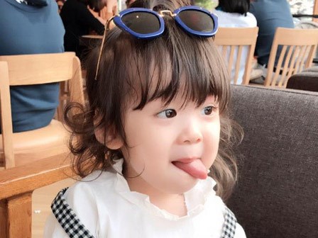 'Bà cụ non' 3 tuổi tái xuất với màn bảo vệ ba 'từ nhà ra ngõ' không thể yêu hơn