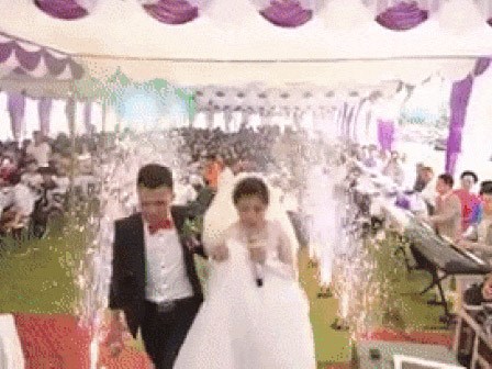 Cô dâu, chú rể đốn tim khách mời với giọng hát 'ngọt như mía lùi' trong ngày cưới