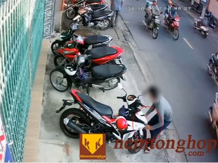 Clip: Thản nhiên đóng giả nhân viên giữ xe rồi trộm luôn xe máy của khách trong chớp mắt
