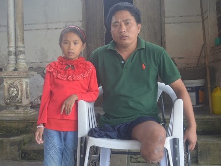 2 đời vợ, 2 chân bị cắt cụt, nguồn sống của người đàn ông này gói gọn ở cô con gái nhỏ