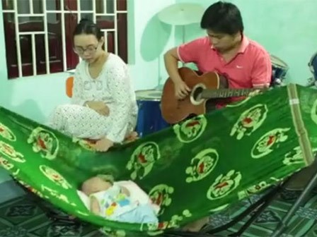 Chồng đàn, vợ hát nhạc vàng ru con ngủ gây sốt cộng đồng mạng