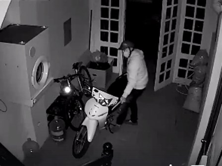 Clip: Nam thanh niên lẻn vào nhà dắt trộm xe máy, không quên đóng cửa giúp gia chủ