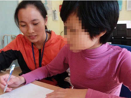 Bé gái 11 tuổi bị mẹ nhốt không cho đi học: Sau 1 năm 'giải cứu' đã biết rất nhiều phép tính