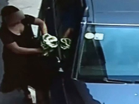 Bắt quả tang chồng ngoại tình, người phụ nữ xấu số chết thảm khi cố bám theo xe