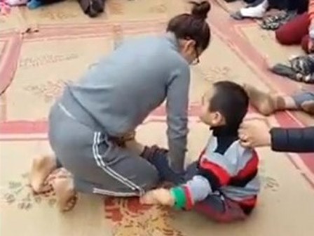 'Công chúa thuốc lào' nắn bóp, dẫm, bẻ...bệnh nhân liệt 'vụt' đứng dậy, là ai?