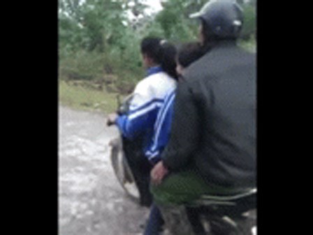 Bé gái đèo cả gia đình trên xe máy cà tàng phóng như bay