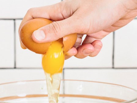 Các đầu bếp lừng danh không đập trứng vào miệng tô như bạn vẫn làm đâu