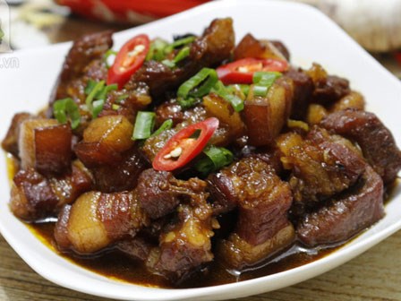 Món thịt kho sẽ ngon không tưởng nếu bạn chỉ thêm 1 nguyên liệu siêu dễ kiếm này