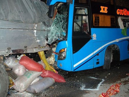 Đâm xe liên hoàn trên quốc lộ, 13 người thương vong