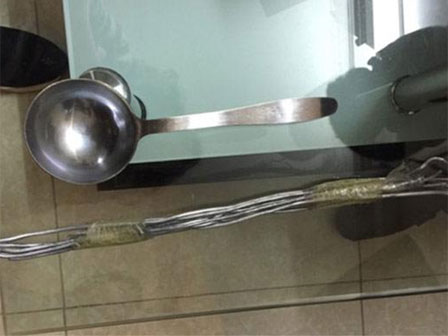 Bé trai ở Hà Nội bị bố và mẹ kế bạo hành đến gãy xương sườn giờ ra sao?-9