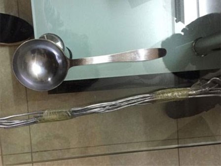 Cận cảnh những vật dụng bố đẻ và mẹ kế dùng để bạo hành bé trai 10 tuổi