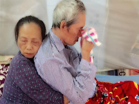 Cặp vợ chồng nhặt vỏ lon gây xúc động với chuyện tình tôi là mắt của bà, bà là chân của tôi-3