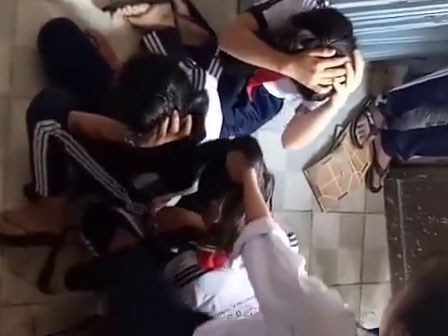 Kiên Giang: Xôn xao clip 3 nữ sinh lớp 7 bị 2 học sinh lớp 9 đánh dã man ngay tại trường học