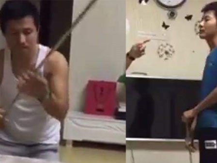 Con trai mắc lỗi, ông bố không cầm roi đánh con mà... tự tay đánh mình