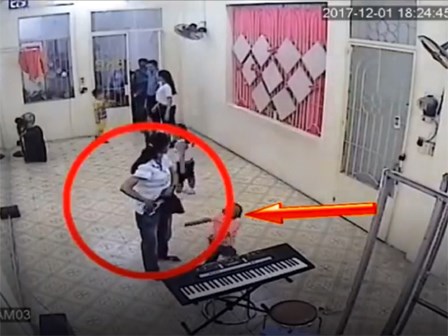 Clip: Giả dạng vào đăng ký học cho con, người phụ nữ nhanh tay lấy trộm điện thoại ngay trong lớp học