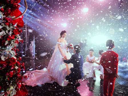 Đám cưới kéo dài 15 ngày, quan khách trùm áo mưa ăn cỗ ồn ào nhất 2017