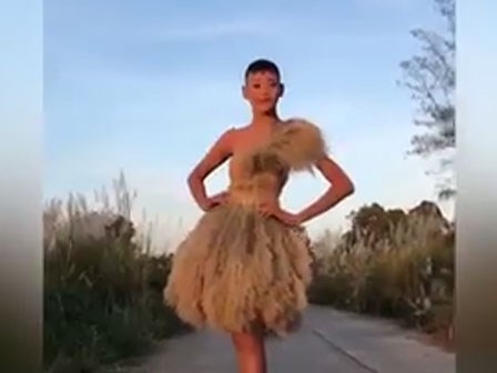 Bạn sẽ bất ngờ với màn catwalk cây nhà lá vườn siêu chất này