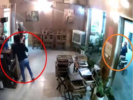 Clip: Đôi nam nữ dàn cảnh 'nẫng' điện thoại tại quán cà phê