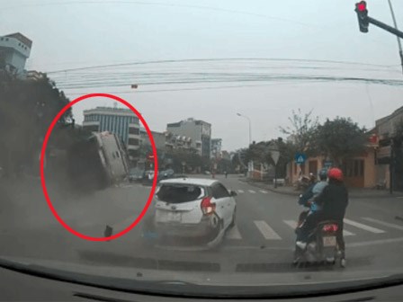 Clip: Ô tô phóng tốc độ “bàn thờ” lộn vài vòng trước khi tiếp đất dù đang đèn đỏ